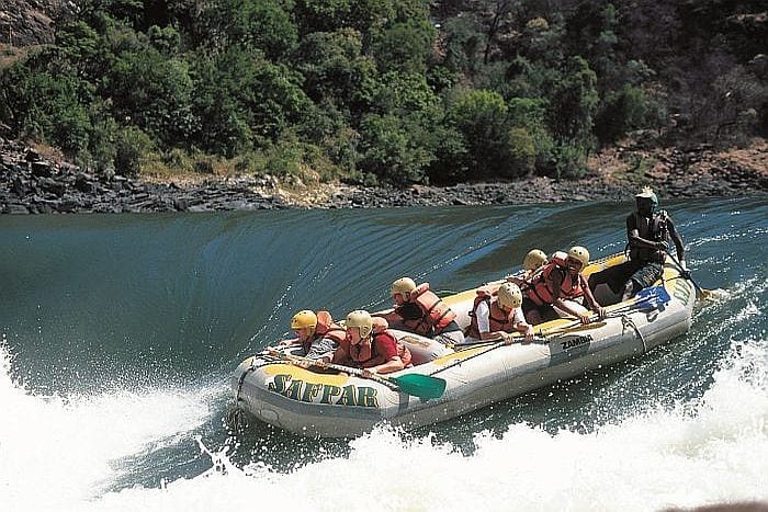 white water rafting victoria falls zambezi-rapids